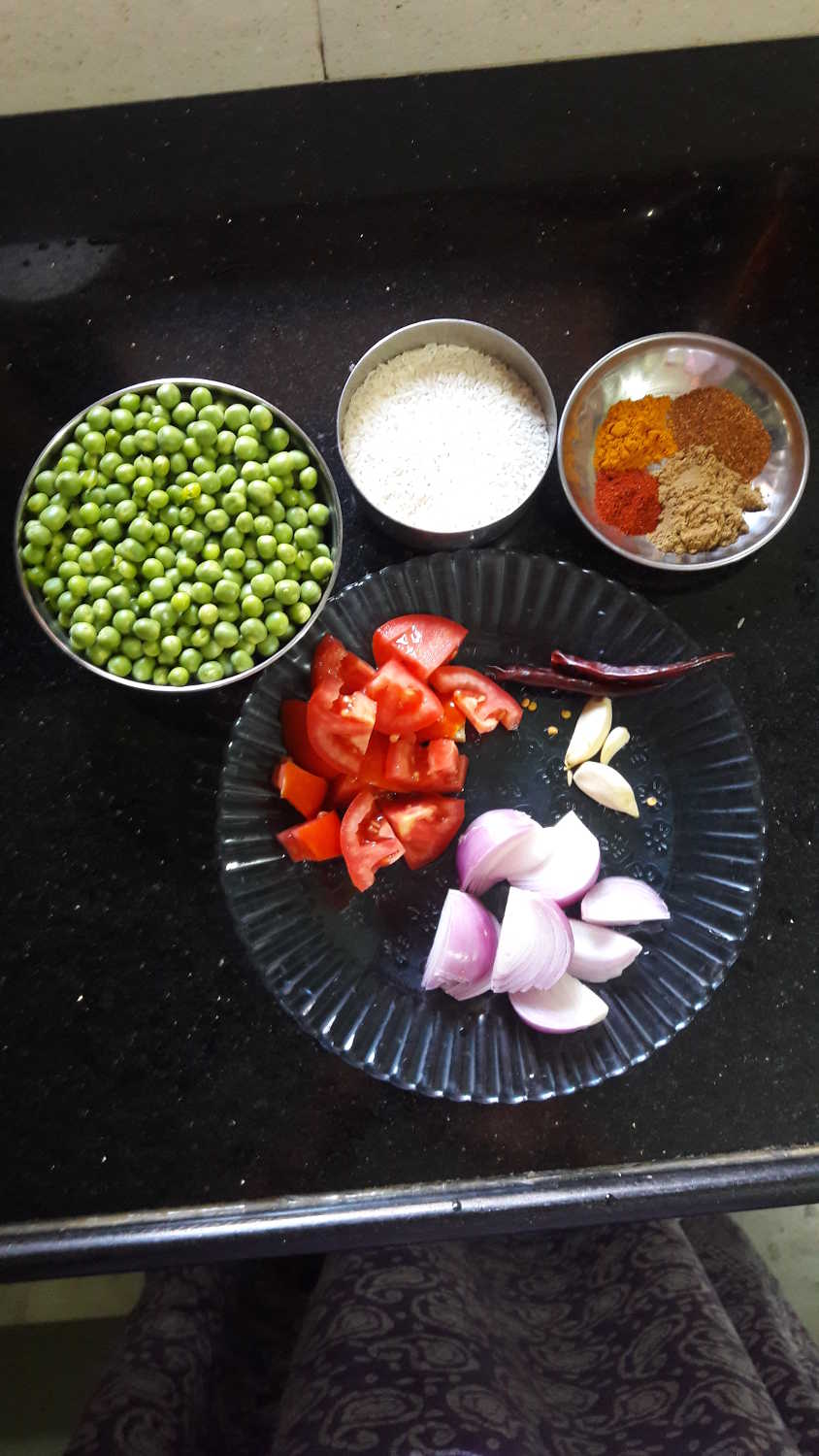 Ingredients-hara-matar-ki-khichdi
